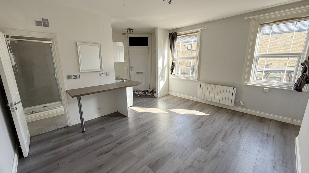 Lot: 138 - VACANT SELF-CONTAINED STUDIO/BEDSIT - Internal image of living bedroom dining area